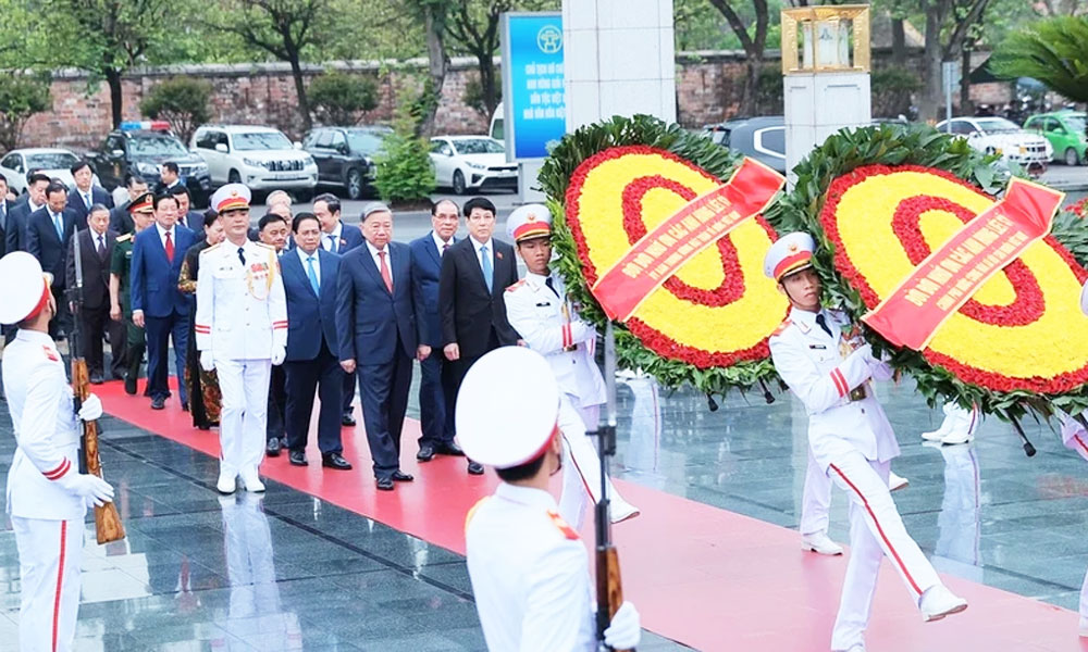 Party, State leaders pay tribute to President Ho Chi Minh on his 135th birthday