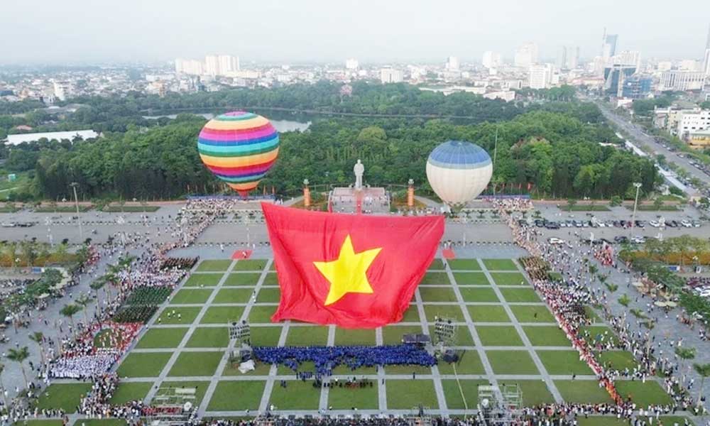 Flag-raising ceremony and great national flag flying event held to mark Uncle Ho’s birthday