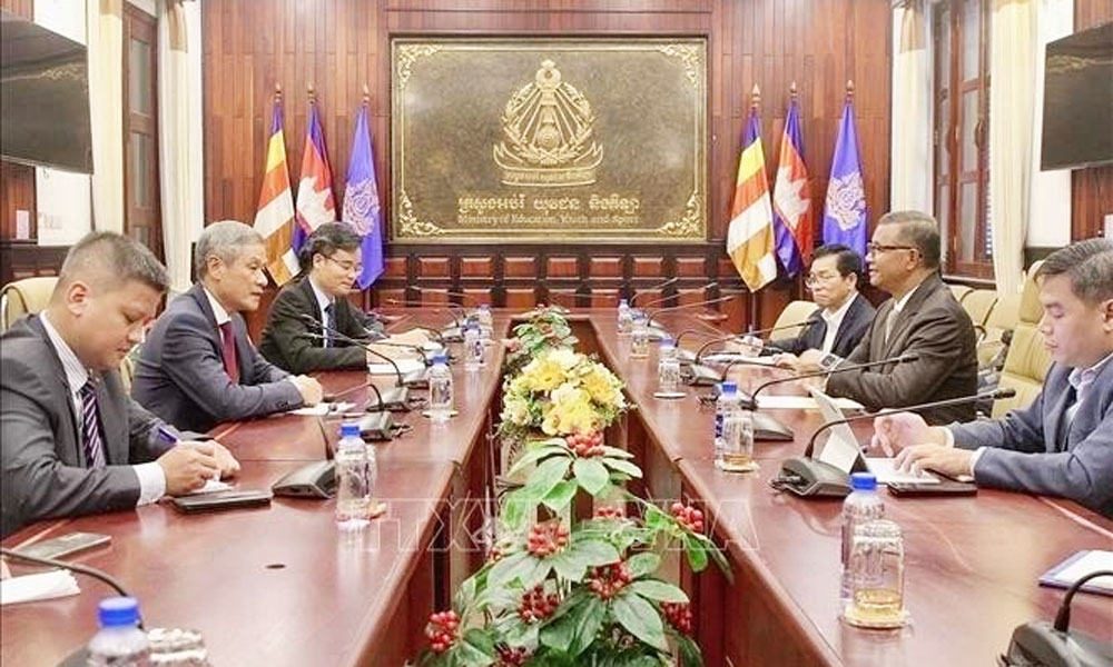 Viet Nam, Cambodia boost education, youth cooperation