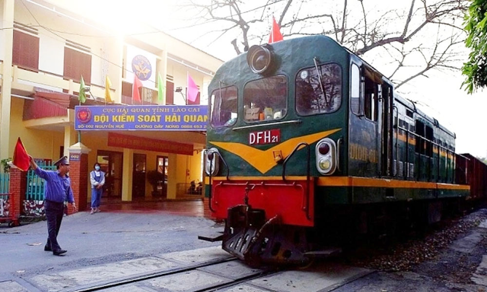 China launches cross-border freight rail service linking with ASEAN