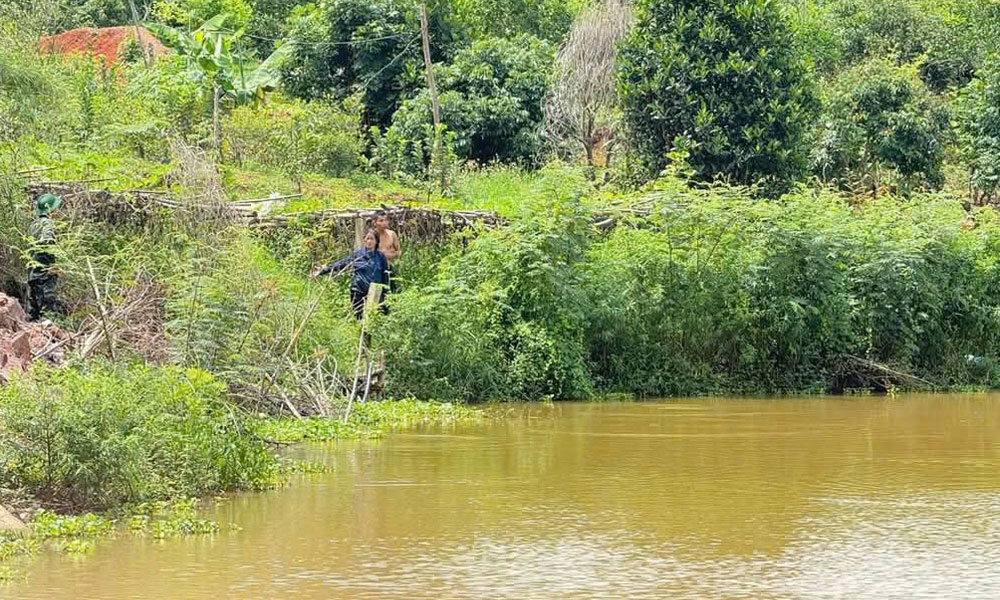 Two Bac Giang military officers save woman from drowning