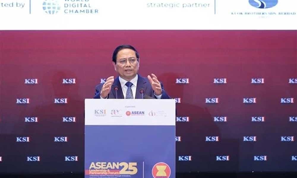 PM Pham Minh Chinh honoured as distinguished ASEAN leader for 2025