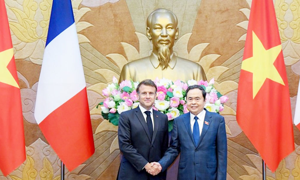 Top legislator meets with French President