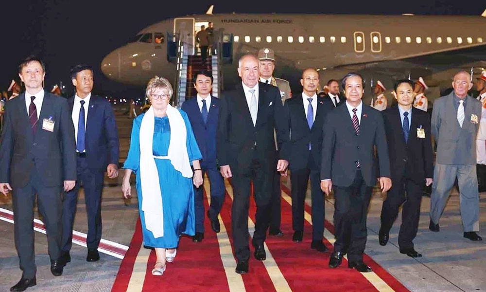 Hungarian President arrives in Hanoi, beginning official visit to Vietnam