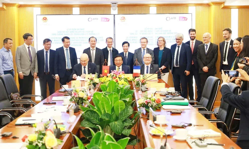 Viet Nam, France sign MoU to strengthen railway cooperation