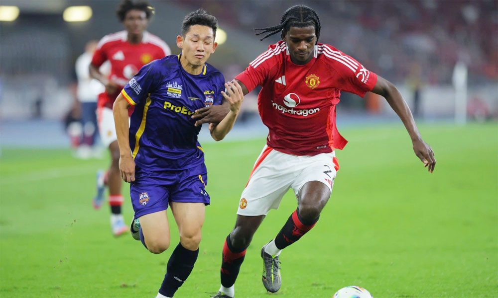 ASEAN All-Stars, led by Vietnam coach Kim Sang-sik, defeat Manchester United in Malaysia