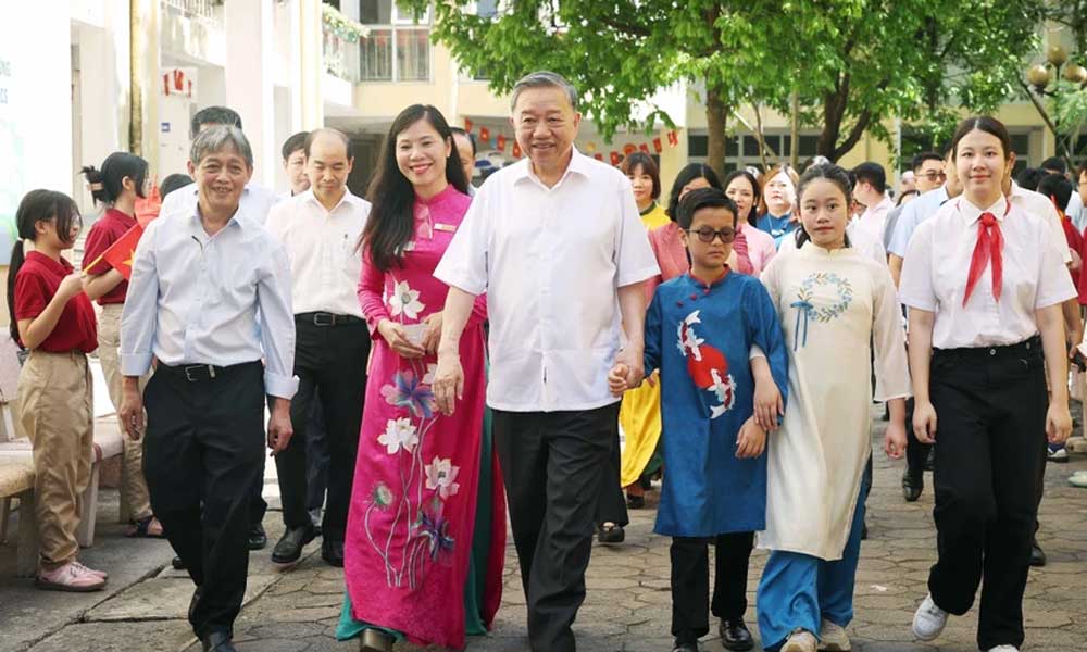 Party chief visits two schools for students with disabilities in Hanoi