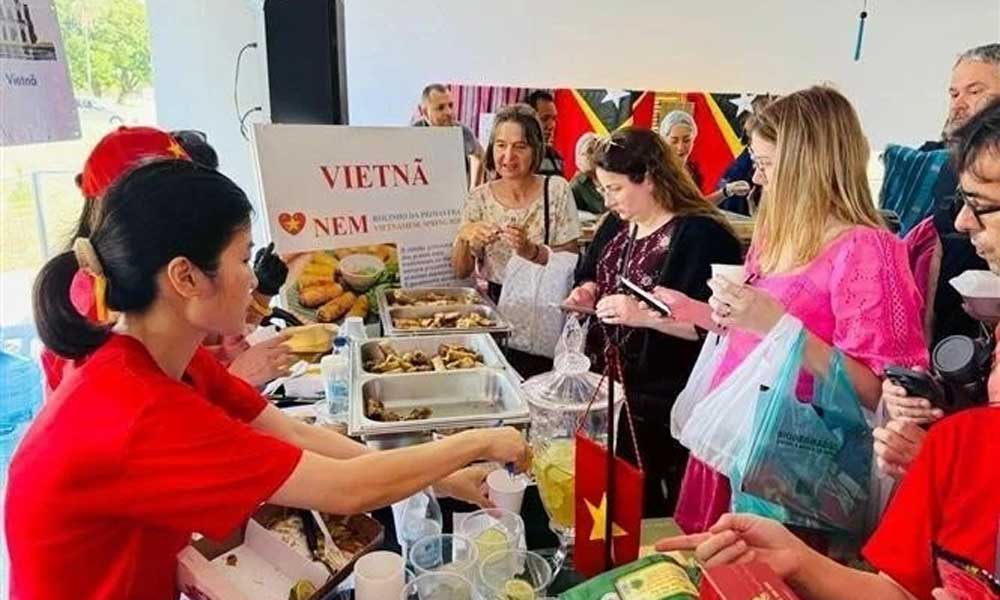 Vietnamese food, culture introduced at international bazaar in Brazil