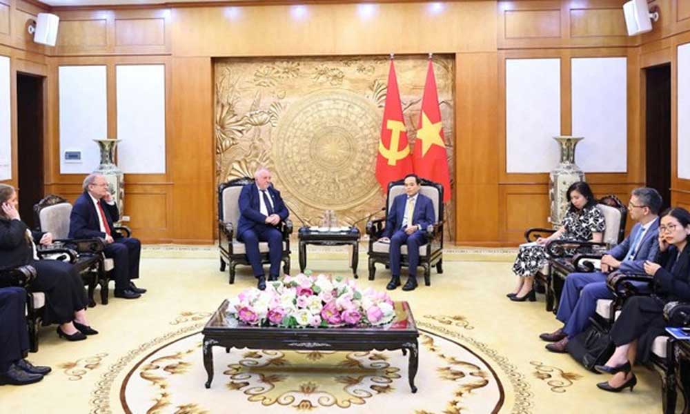 Viet Nam seeks all-around ties with Hungary: Party official