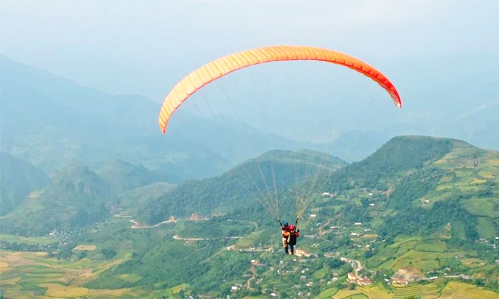 Paragliders showcase Vietnam’s central charm