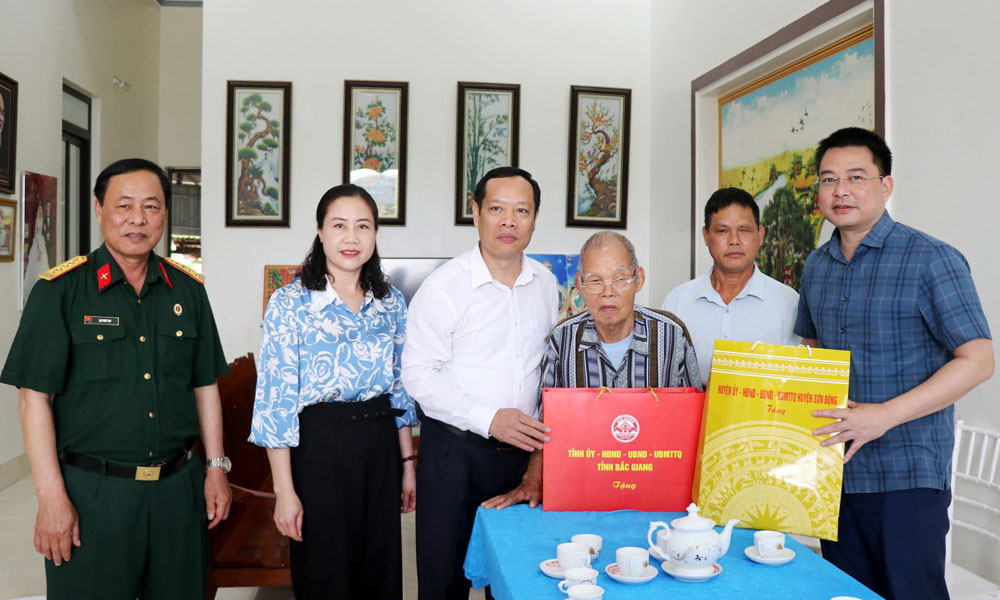 Nearly 23.2 billion VND allocated to gift families of national contributors