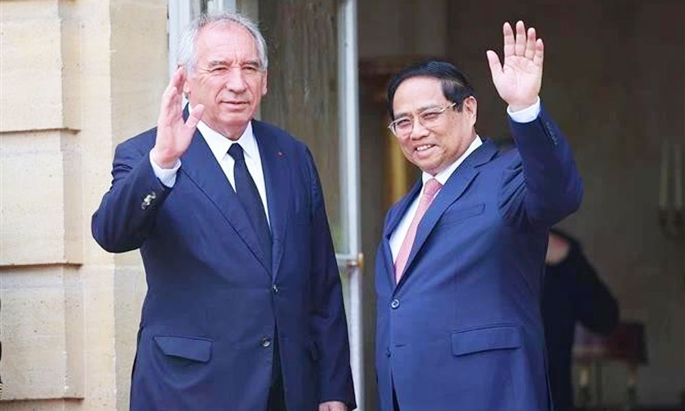 Vietnamese, French Prime Ministers hold talks in Paris
