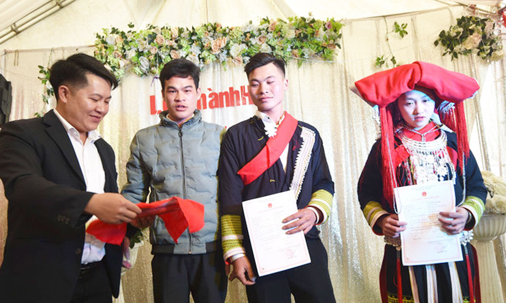 Unique tradition in wedding ceremony of Red Dao people in Ta Phin