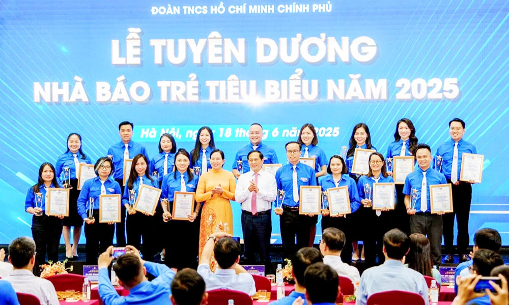 50 outstanding young journalists honoured