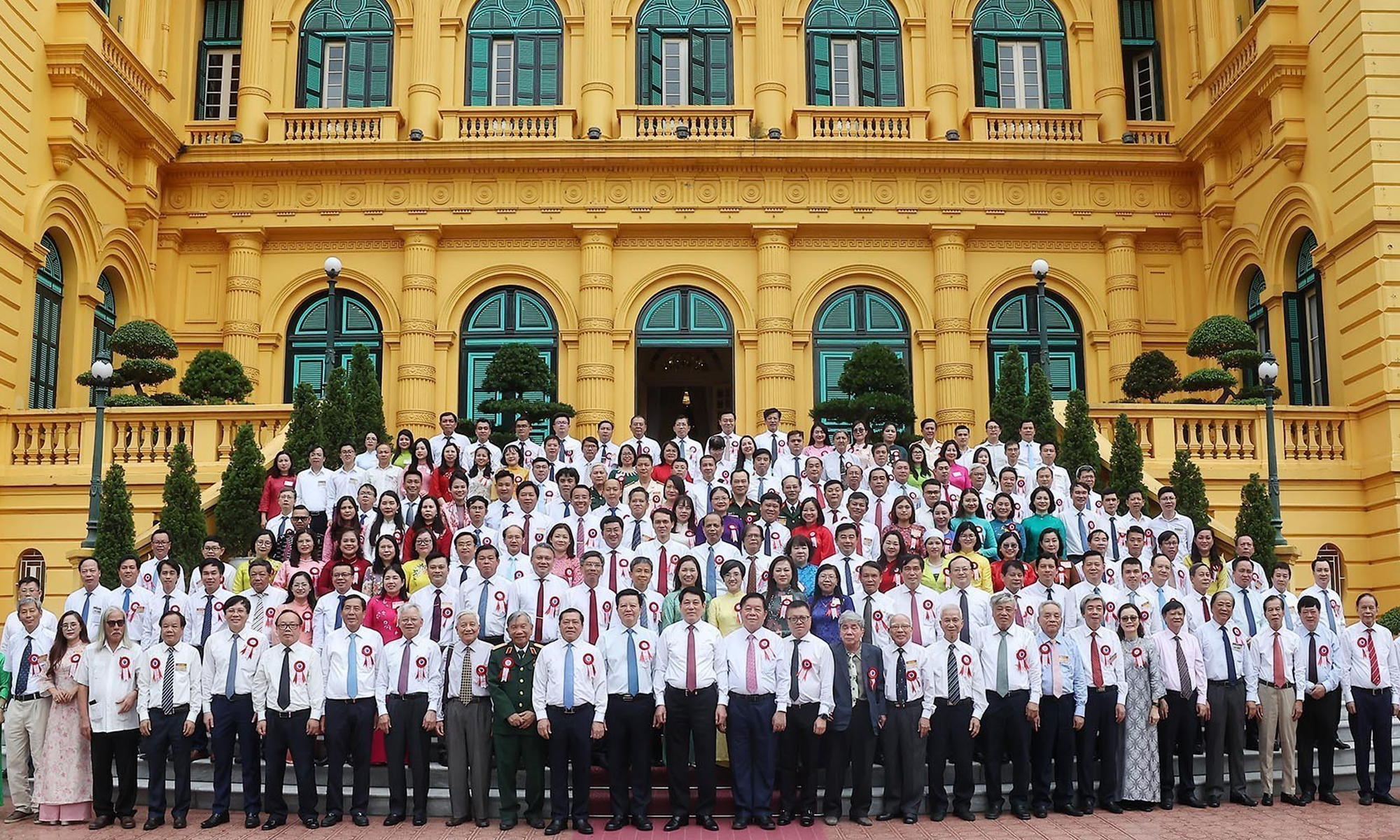 State President commends outstanding journalists on eve of revolutionary press centennial