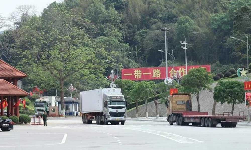 Trucks carrying goods through Lang Son's border gates reach record high