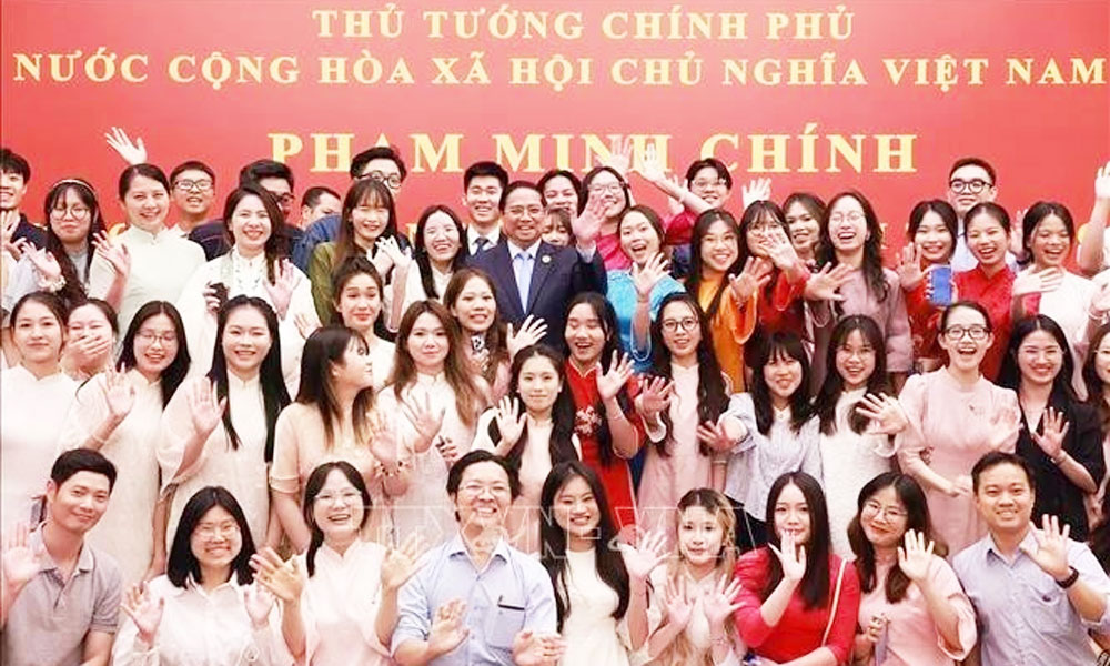 PM meets Vietnamese community in China