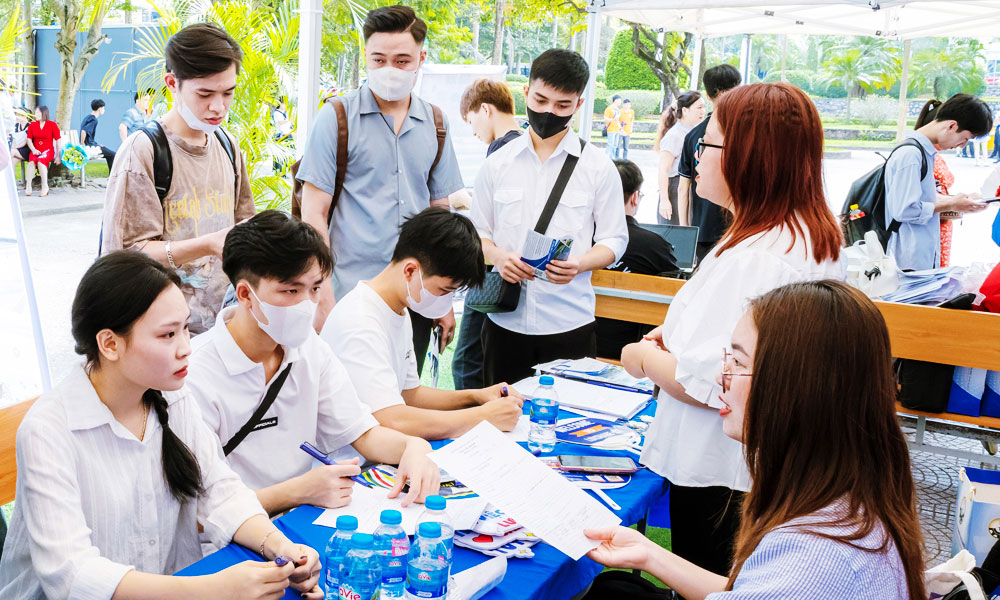 Bac Giang: Nearly 16,000 job seekers receive employment counseling through job fairs