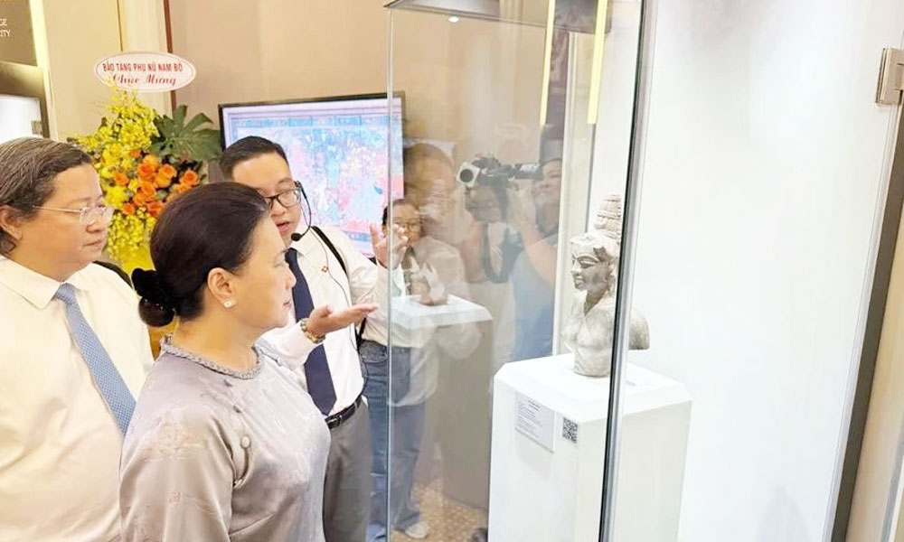 17 national treasures on display for first time in Ho Chi Minh City