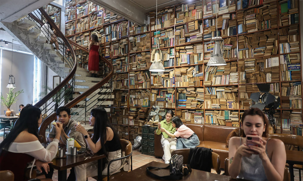 Ho Chi Minh City cafe wows with 3-ton bookshelf