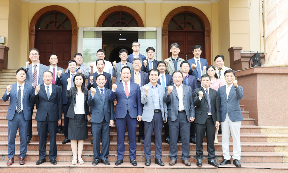 Chairman of Bac Giang provincial People's Committee Le Anh Duong receives Korean Business Association 