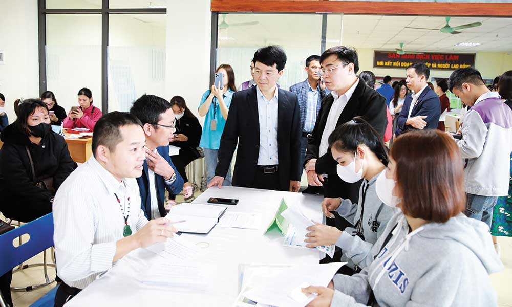 Bac Giang further supports businesses in recruiting workers 