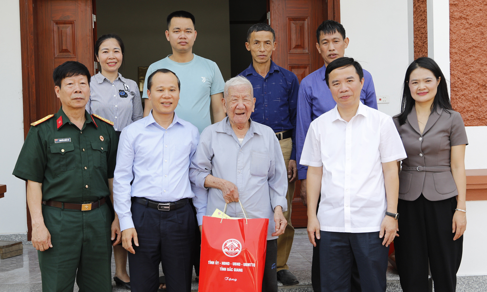 Bac Giang provincial leaders visit national contributors joining Dien Bien Phu Campaign