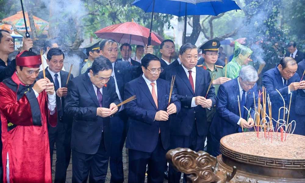 Prime Minister Pham Minh Chinh offers incense to Hung Kings