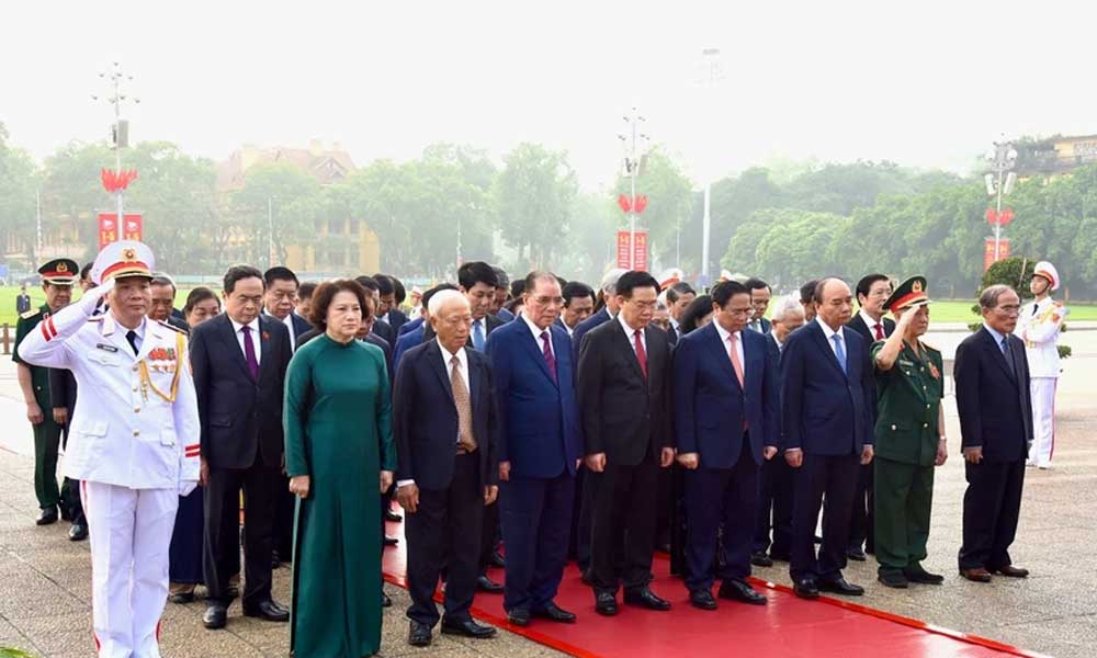 Leaders pay tribute to President Ho Chi Minh on National Reunification Day