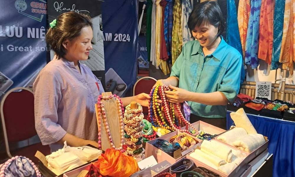 Hanoi’s typical handicraft products displayed at Great Souvenirs Fair 2024
