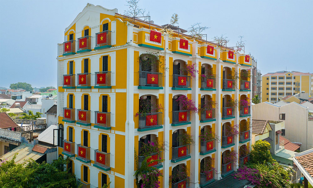 Hoi An hotel hangs Vietnamese national flag on balconies for Reunification Day