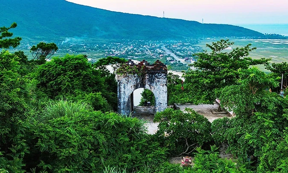 Admiring Hoanh Son Gate at the top of Ngang Pass