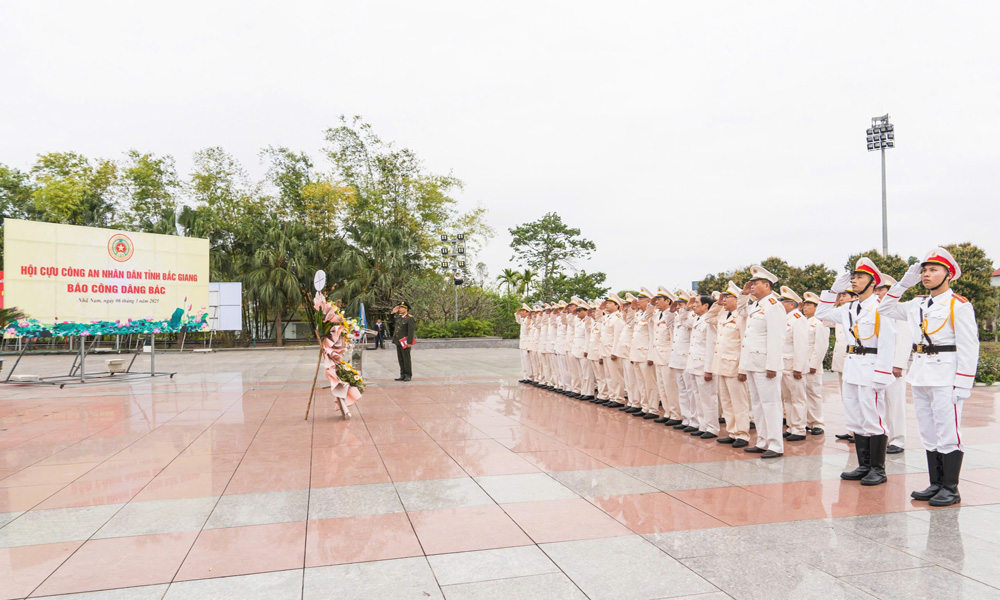  Hội Cựu Công an nhân dân tỉnh Bắc Giang báo công dâng Bác