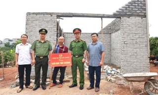Công an tỉnh Bắc Giang hỗ trợ gia đình khó khăn ở Lục Ngạn xây nhà mới