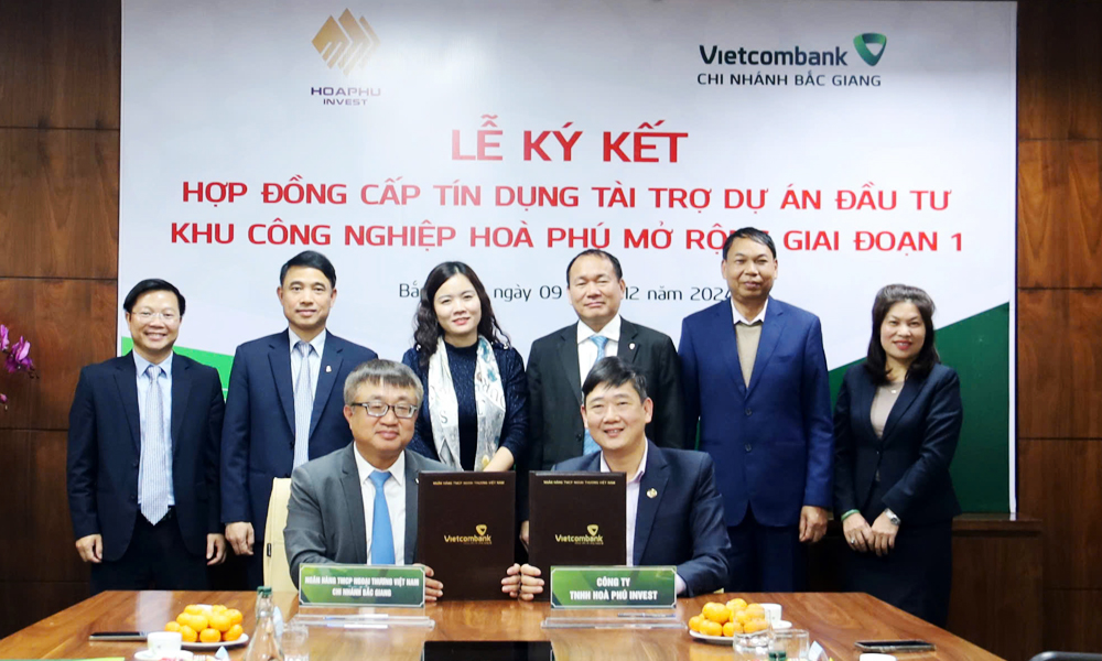  Vietcombank Bắc Giang tổ chức lễ ký kết hợp đồng cấp tín dụng cho dự án Khu công nghiệp Hòa Phú mở rộng giai đoạn 1