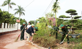 Ấm tình quân - dân ở làng đoàn kết