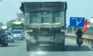 Bắc Giang: Phạt tài xế điều khiển xe ô tô chở đất đá để rơi vãi trên đường