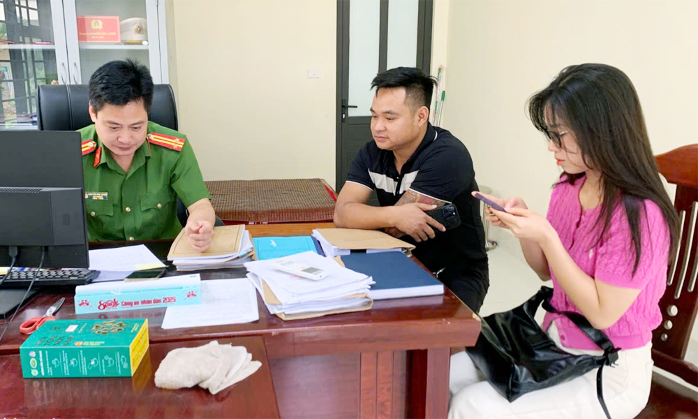  Công an xã Hương Sơn hỗ trợ công dân nhận lại 50 triệu đồng chuyển nhầm