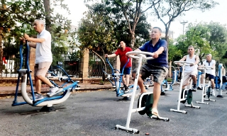 Người cao tuổi tích cực rèn sức khỏe theo gương Bác