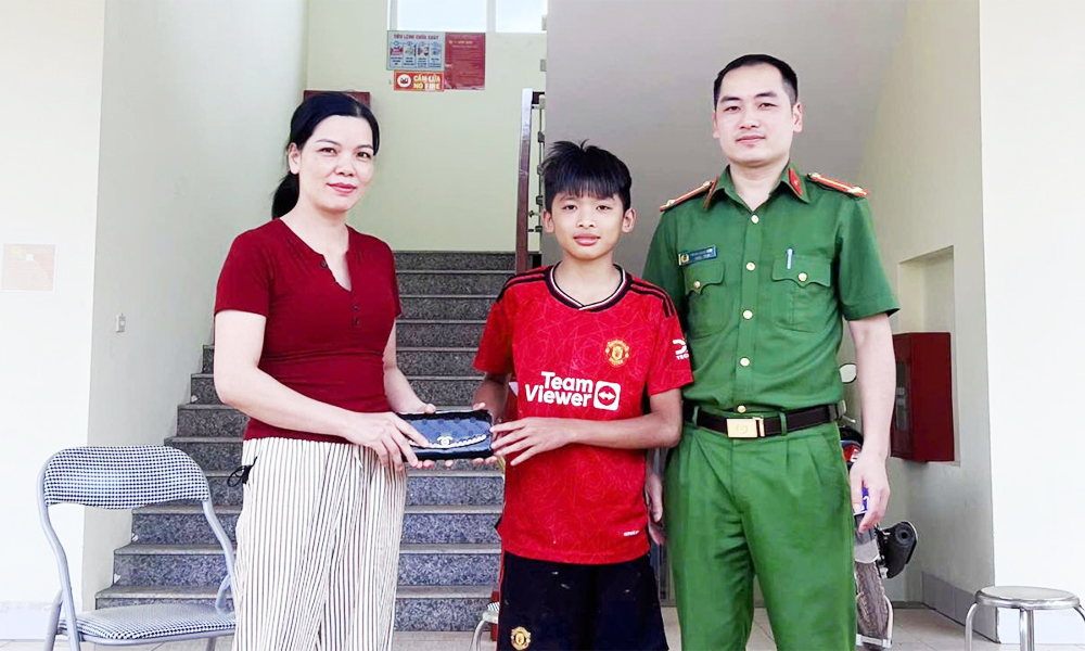  Học sinh lớp 6 ở Sơn Động trả lại ví tiền cho người đánh mất