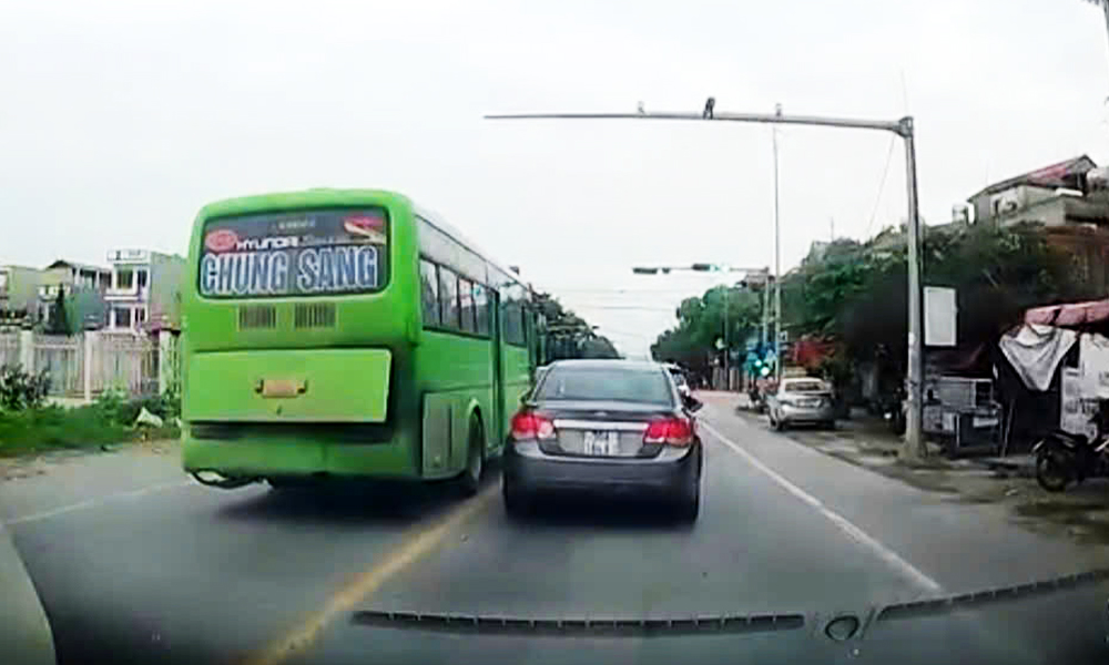  Bắc Giang: Xử lý xe khách đi sai làn sau phản ánh trên mạng xã hội