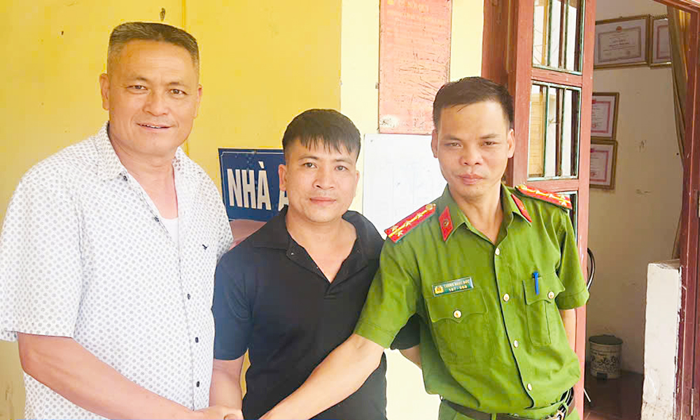  Công an xã Khám Lạng hỗ trợ công dân nhận lại 50 triệu đồng