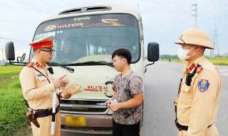 Bảo đảm xe đưa đón công nhân hoạt động đúng quy định