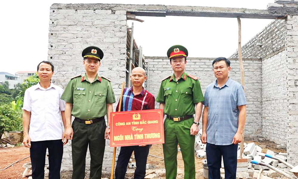  Lực lượng công an chung tay xóa nhà tạm, nhà dột nát: Nghĩa tình từ những viên gạch, ngày công