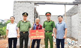 Lực lượng công an chung tay xóa nhà tạm, nhà dột nát: Nghĩa tình từ những viên gạch, ngày công
