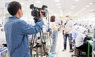 Ngòi bút thắp lửa trên vùng đất hội nhập bứt phá