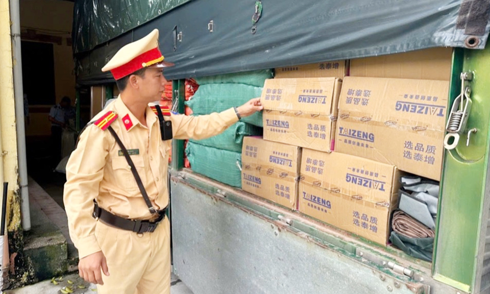  Bắc Giang: Liên tiếp phát hiện 3 xe ô tô vận chuyển hàng hóa không rõ nguồn gốc