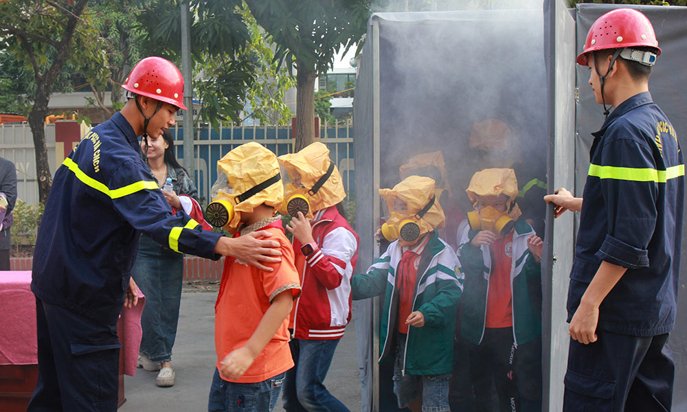  Hơn 1 nghìn học sinh, người dân TP Bắc Giang trải nghiệm kỹ năng chữa cháy và cứu nạn, cứu hộ 