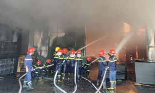 Bắc Giang: Cháy lớn tại doanh nghiệp sản xuất đồ gỗ xây dựng