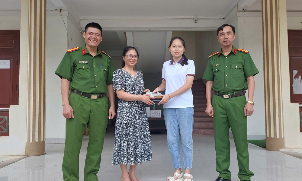  Sinh viên sư phạm trả lại túi xách cho người đánh rơi